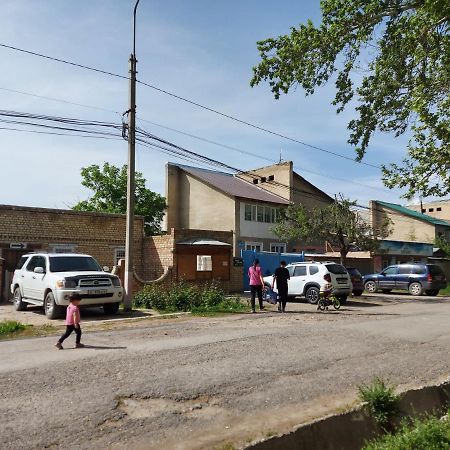 Rahat Guest House & Hostel In Toktogul Luaran gambar