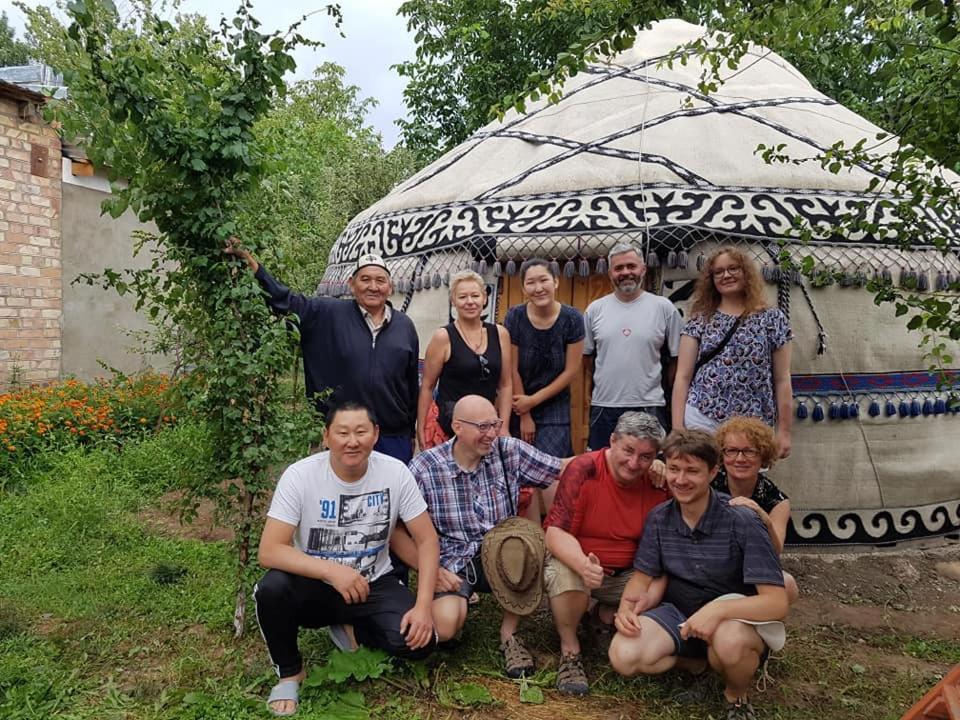 Rahat Guest House & Hostel In Toktogul Luaran gambar