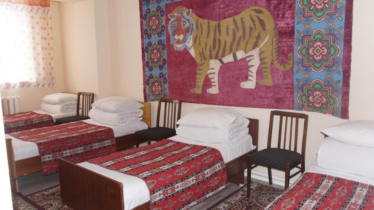 Rahat Guest House & Hostel In Toktogul Luaran gambar