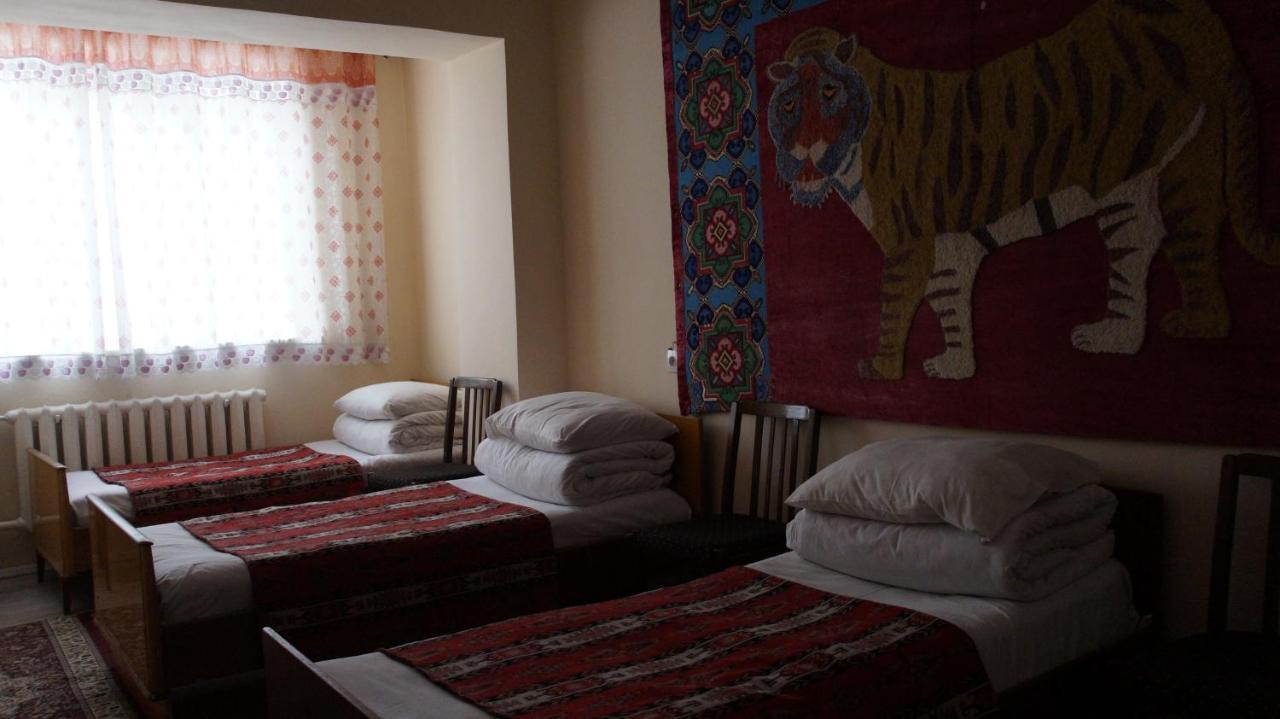 Rahat Guest House & Hostel In Toktogul Luaran gambar