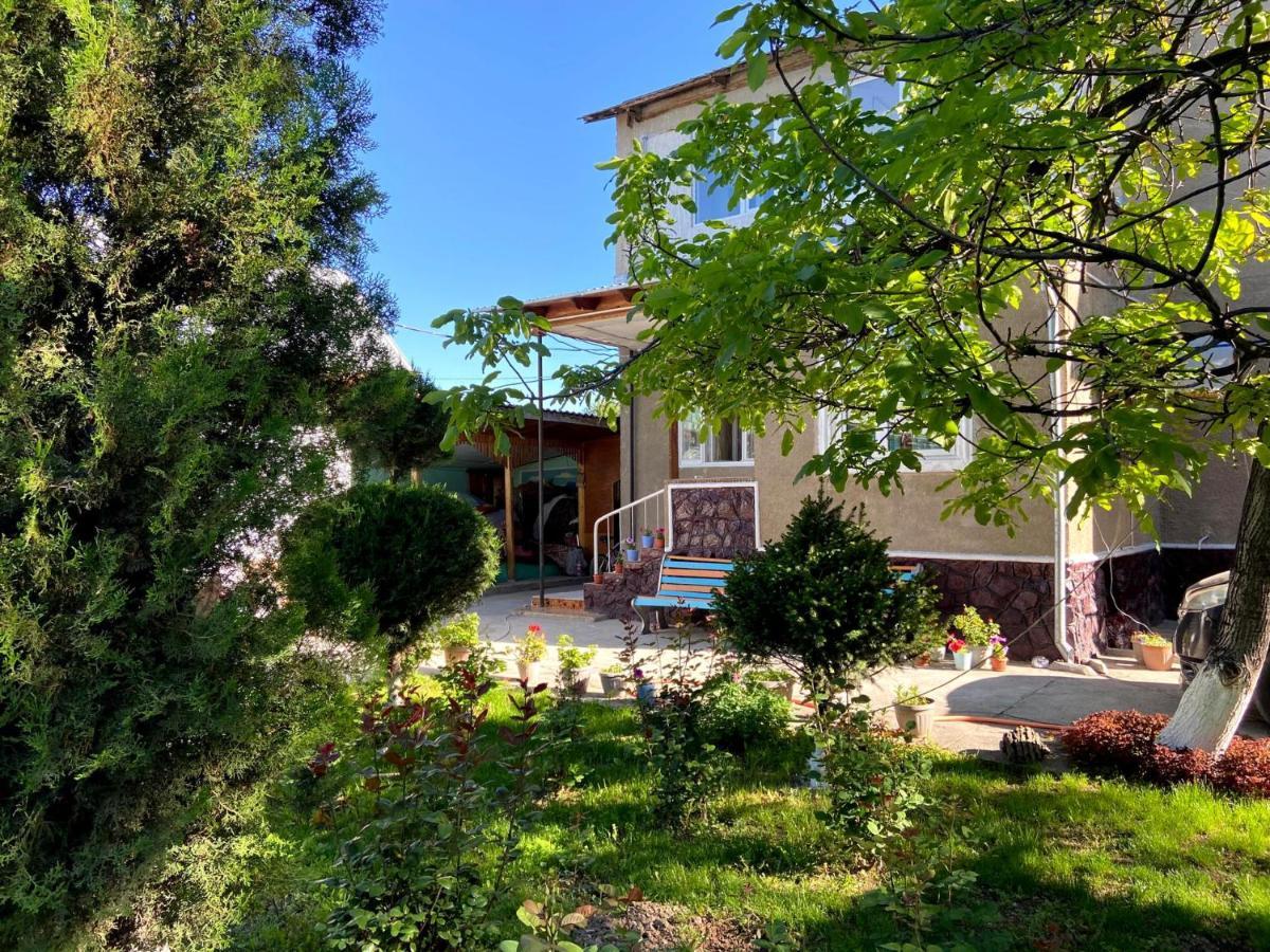 Rahat Guest House & Hostel In Toktogul Luaran gambar
