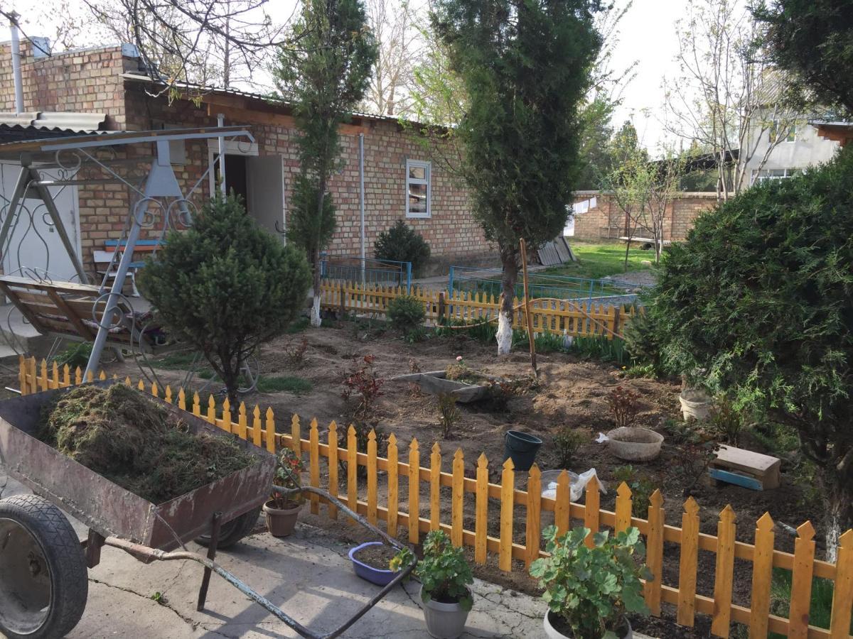 Rahat Guest House & Hostel In Toktogul Luaran gambar