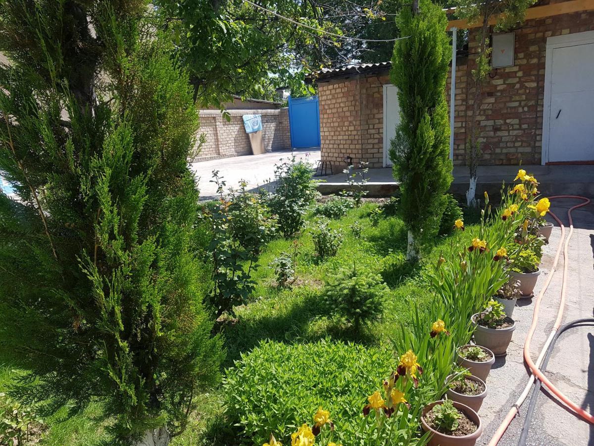Rahat Guest House & Hostel In Toktogul Luaran gambar