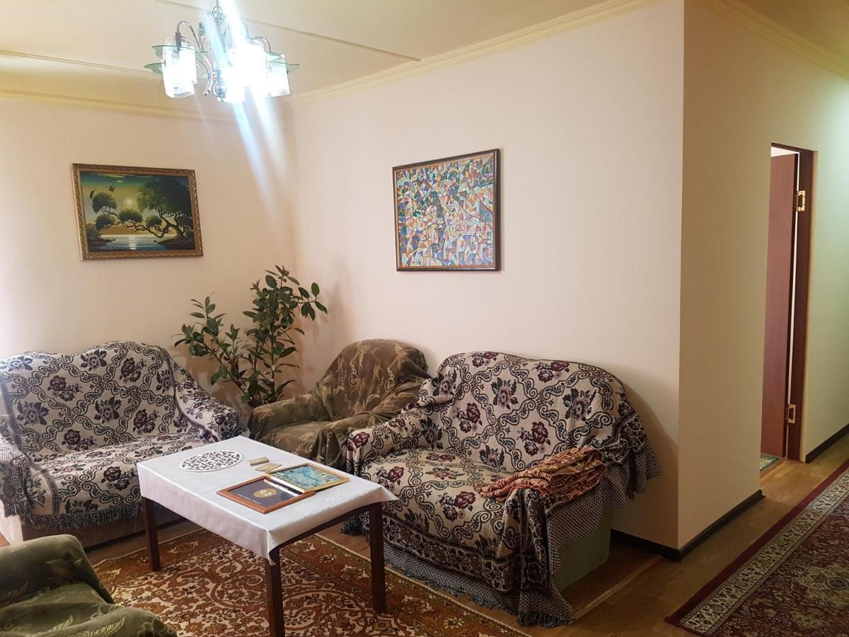Rahat Guest House & Hostel In Toktogul Luaran gambar