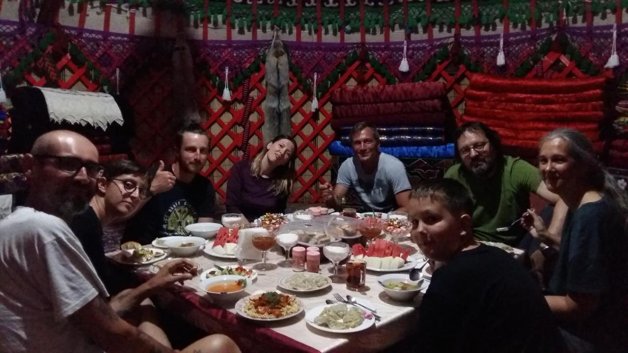 Rahat Guest House & Hostel In Toktogul Luaran gambar