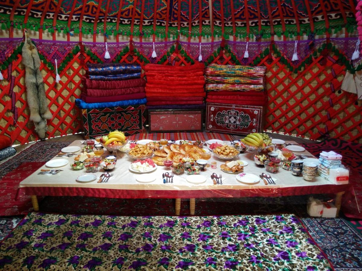 Rahat Guest House & Hostel In Toktogul Luaran gambar